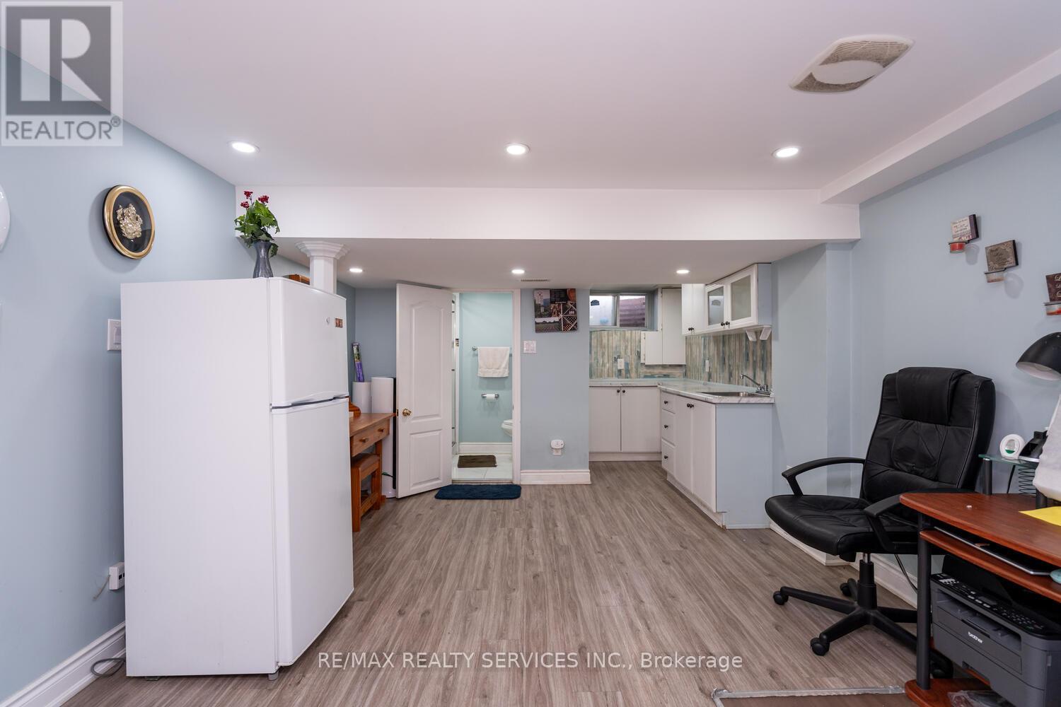 Photo 11 of 58 2825 Gananoque Drive, Mississauga ON
