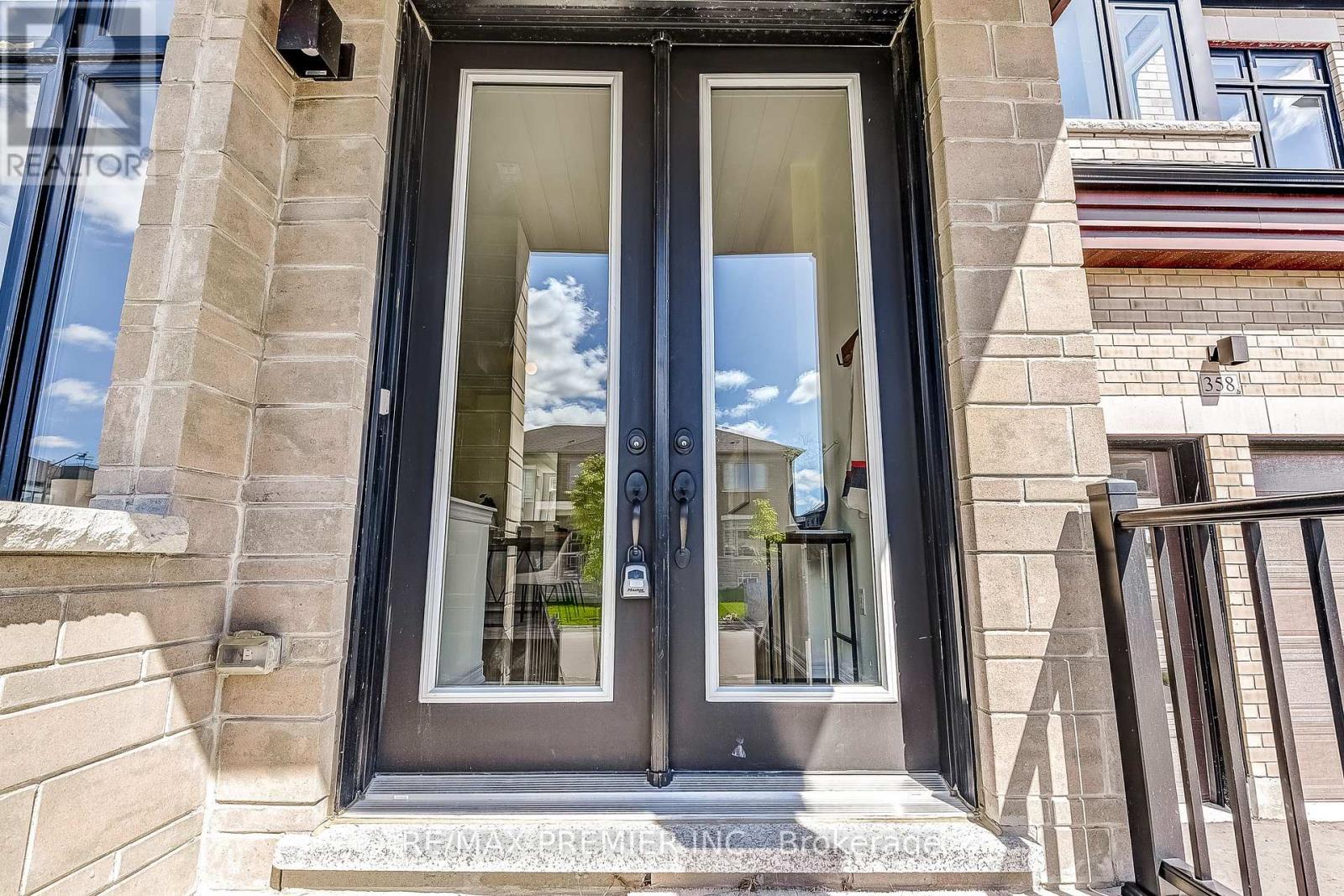 Photo 3 of 358 Boundary Boulevard, Whitchurchstouffville ON