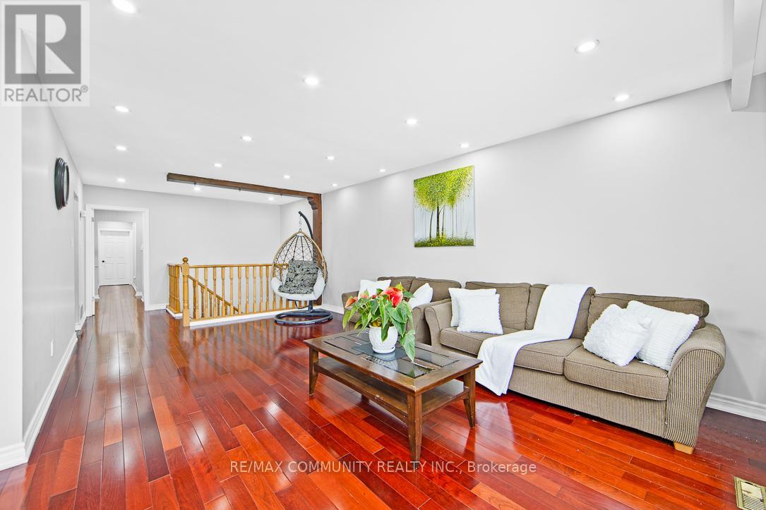Photo 10 of 17 Tineta Crescent, Toronto ON