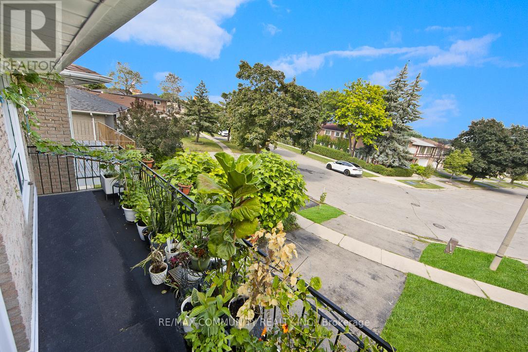Photo 13 of 17 Tineta Crescent, Toronto ON
