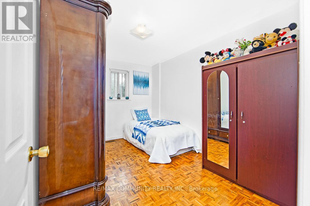 Photo 18 of 17 Tineta Crescent, Toronto ON
