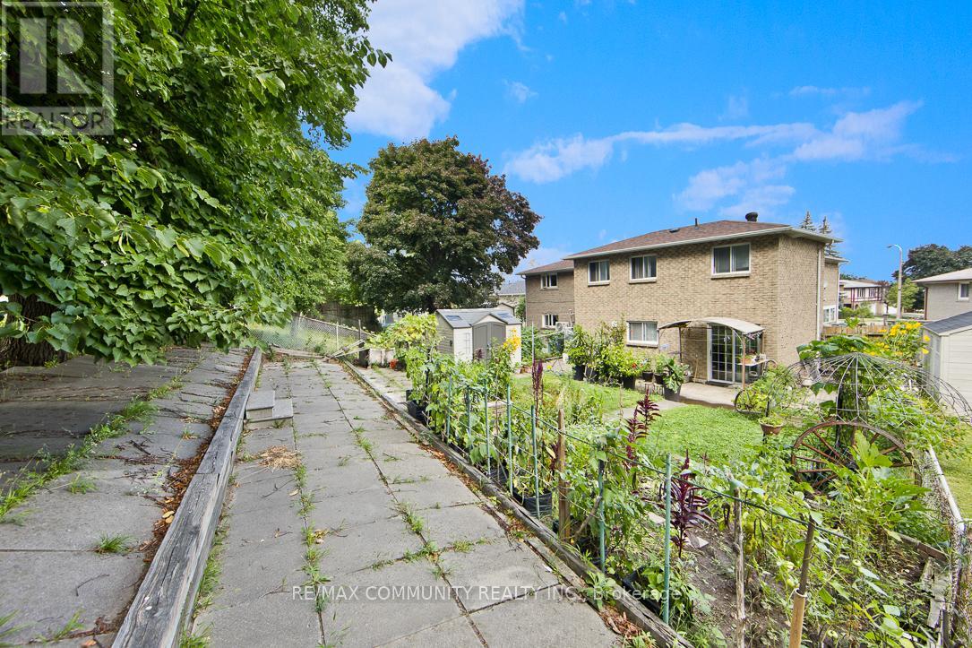 Photo 21 of 17 Tineta Crescent, Toronto ON