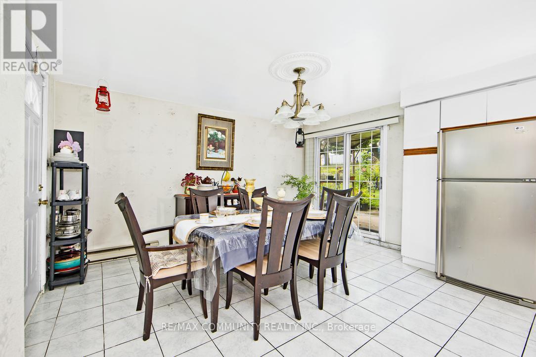 Photo 6 of 17 Tineta Crescent, Toronto ON