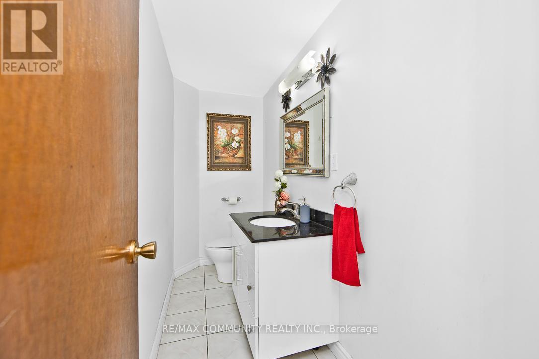 Photo 7 of 17 Tineta Crescent, Toronto ON