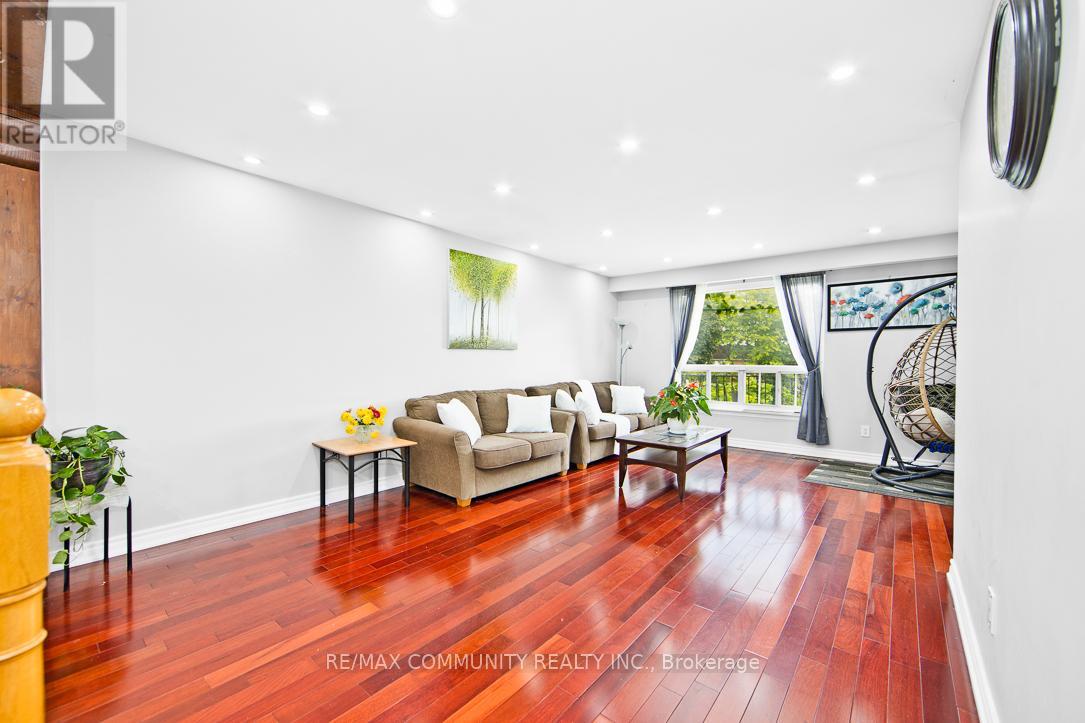 Photo 8 of 17 Tineta Crescent, Toronto ON