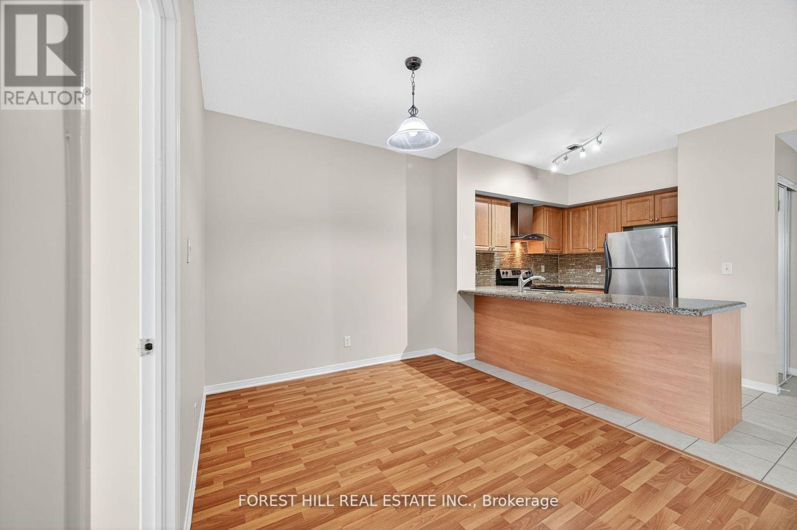 Photo 16 of 308 9451 Jane Street, Vaughan ON