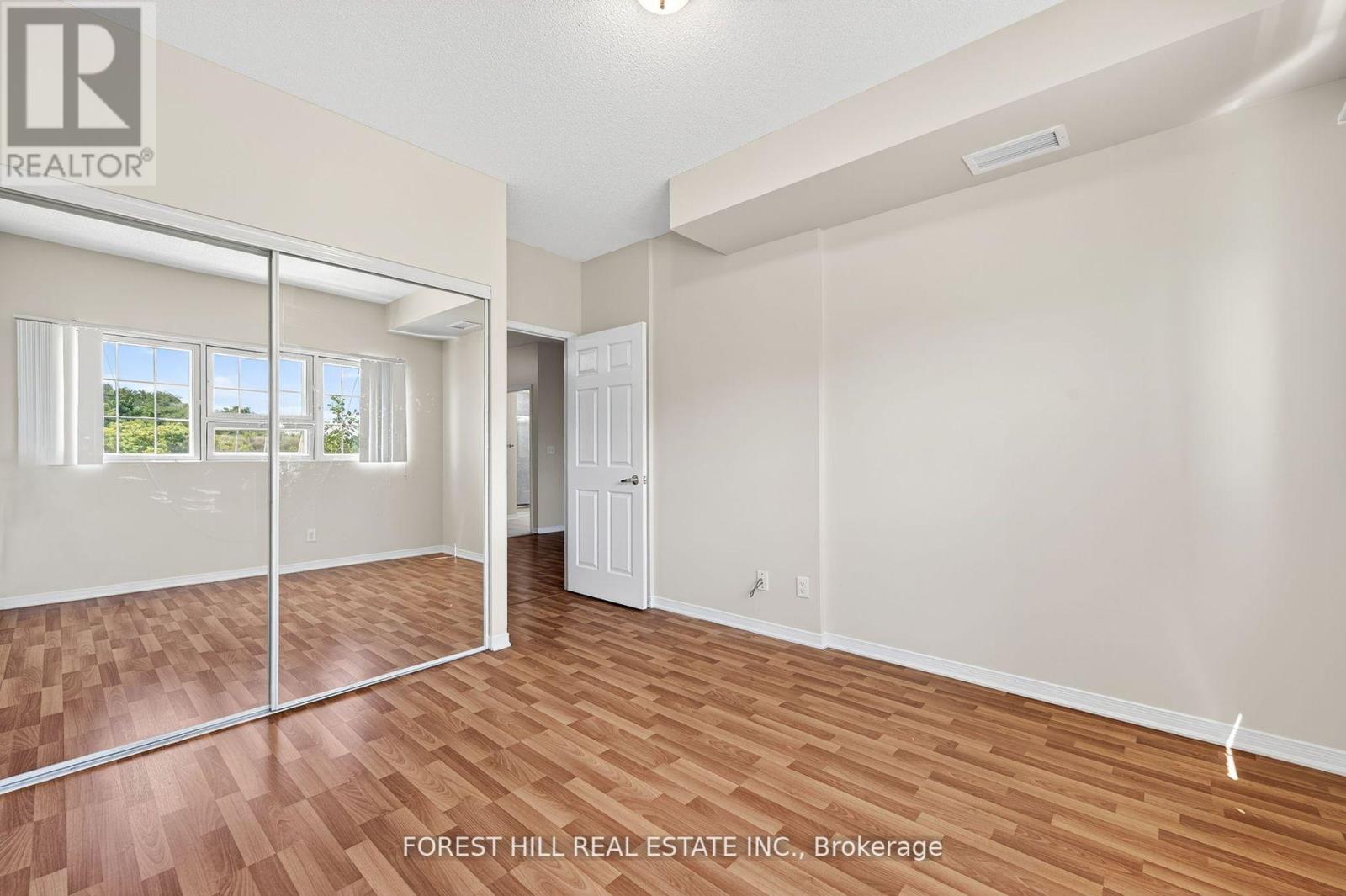 Photo 12 of 308 9451 Jane Street, Vaughan ON