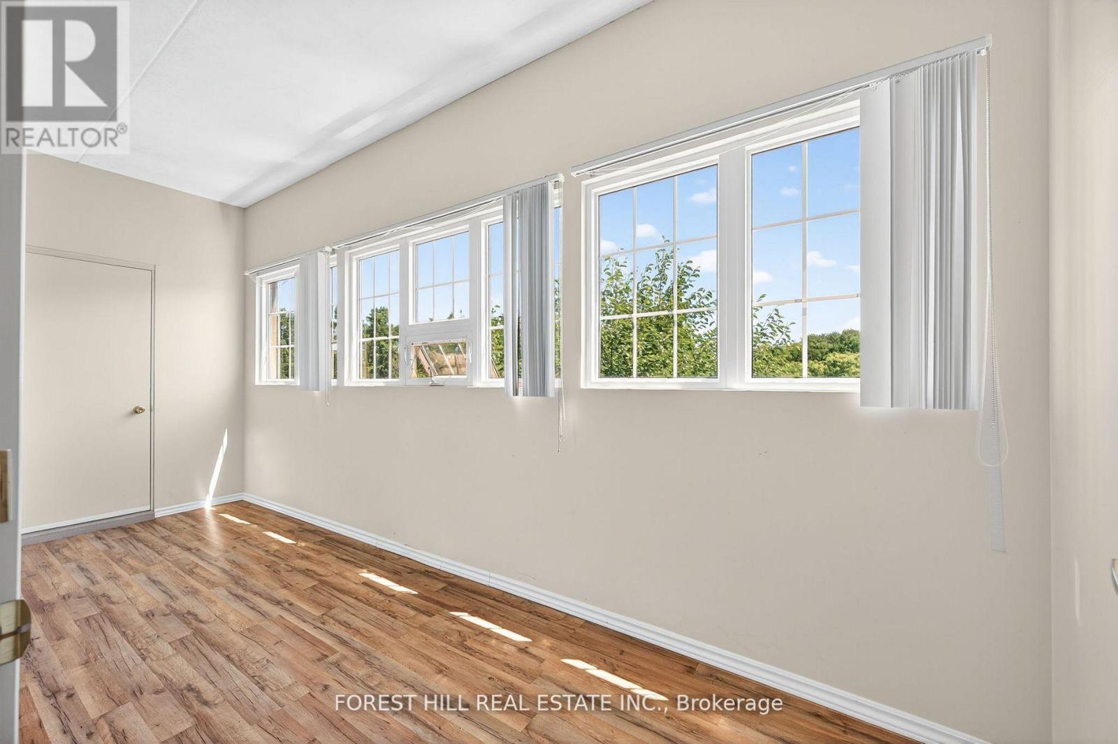Photo 9 of 308 9451 Jane Street, Vaughan ON