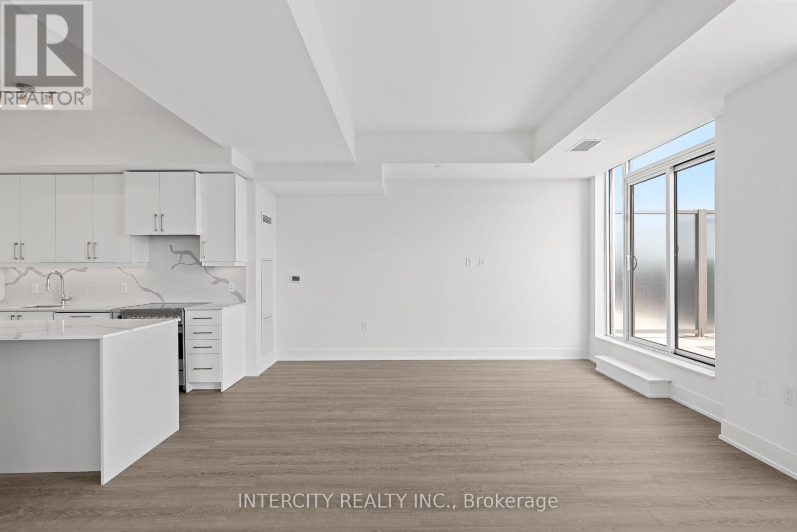 Photo 14 of 516 2075 King Road, King ON