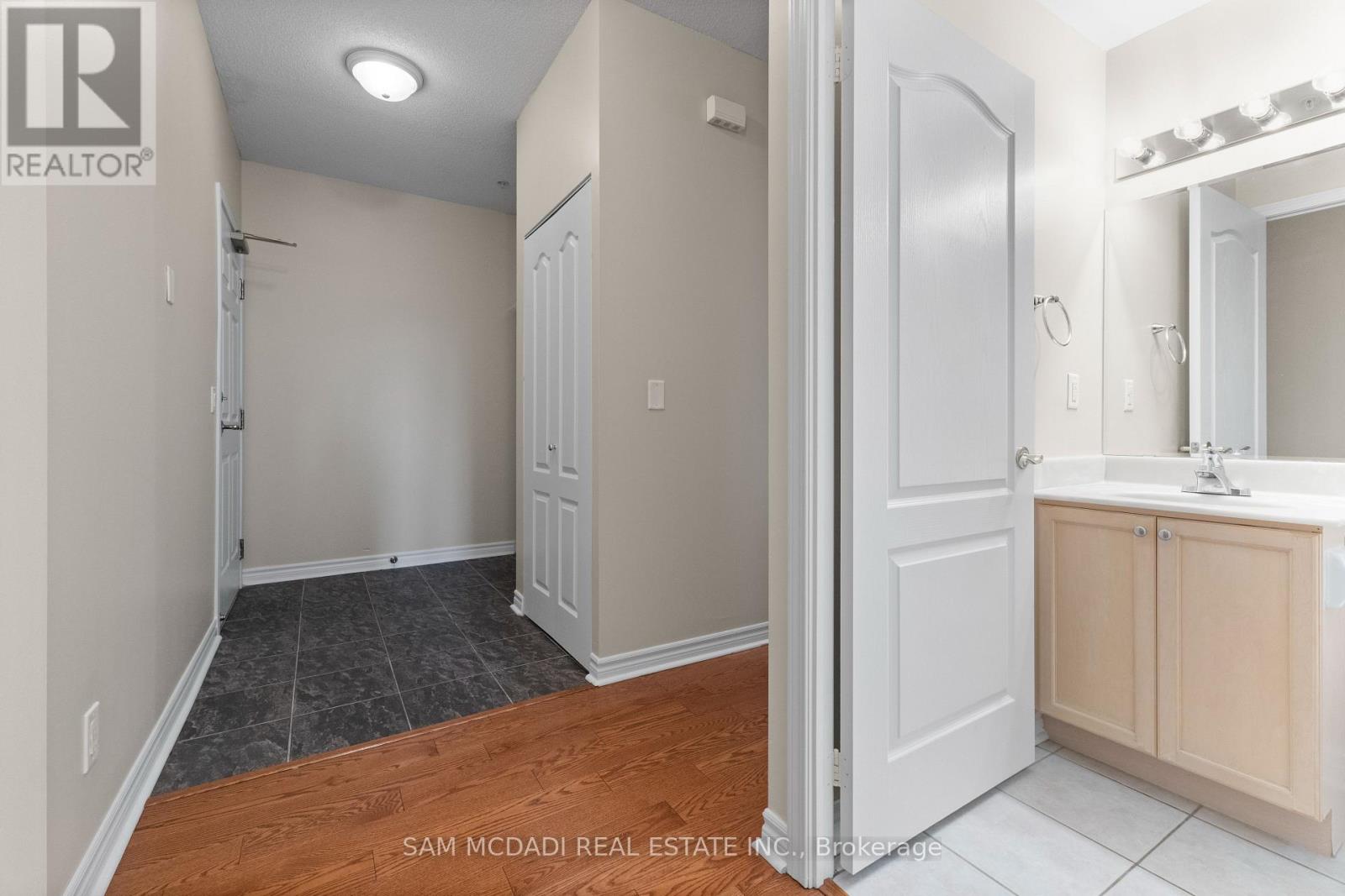 Photo 15 of 211 350 Princess Royal Drive, Mississauga ON
