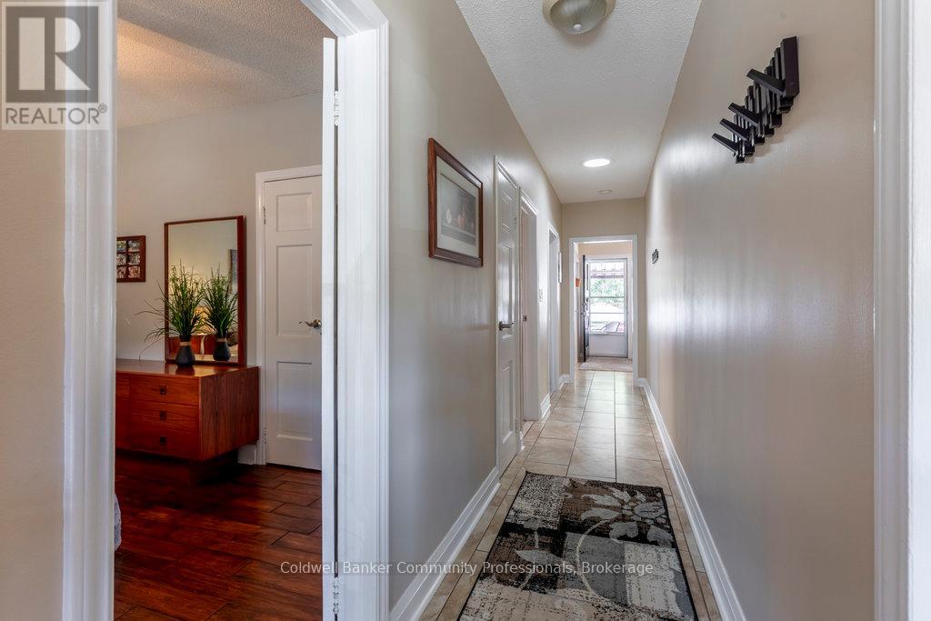 Single Family House Bungalow for Sale in  STEWARTDALE AVENUE Hamilton (Rosedale) 