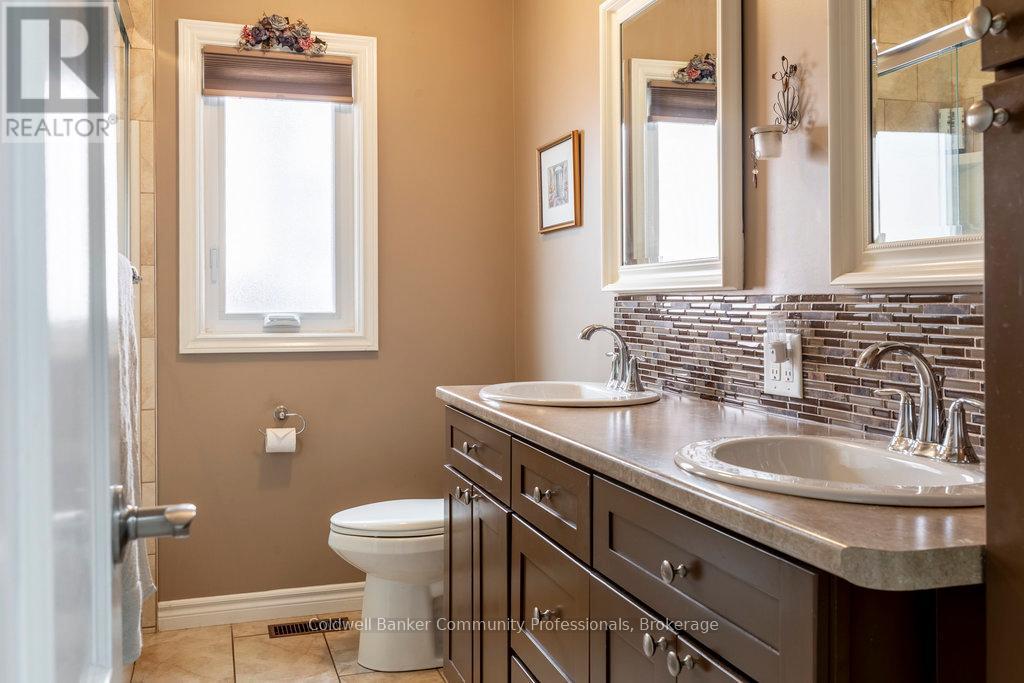 Single Family House Bungalow for Sale in  STEWARTDALE AVENUE Hamilton (Rosedale) 