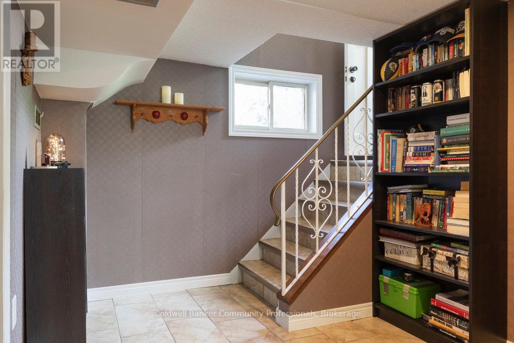 Single Family House Bungalow for Sale in  STEWARTDALE AVENUE Hamilton (Rosedale) 