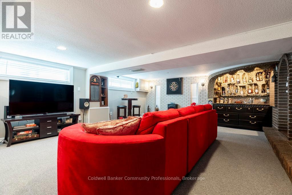 Single Family House Bungalow for Sale in  STEWARTDALE AVENUE Hamilton (Rosedale) 