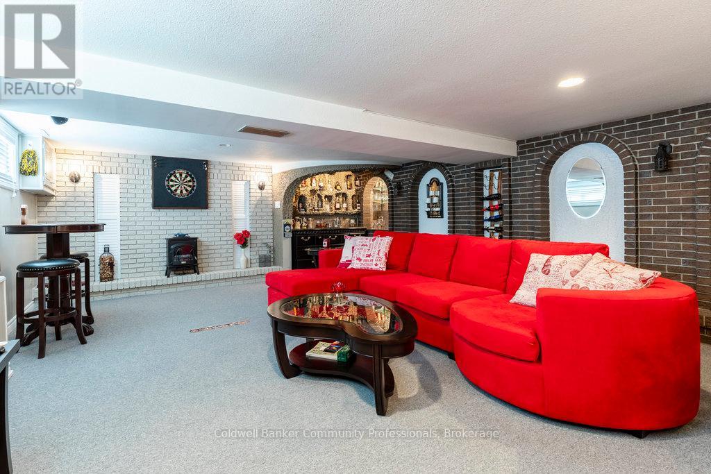 Single Family House Bungalow for Sale in  STEWARTDALE AVENUE Hamilton (Rosedale) 