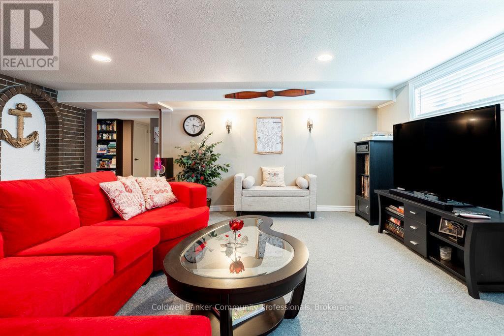 Single Family House Bungalow for Sale in  STEWARTDALE AVENUE Hamilton (Rosedale) 