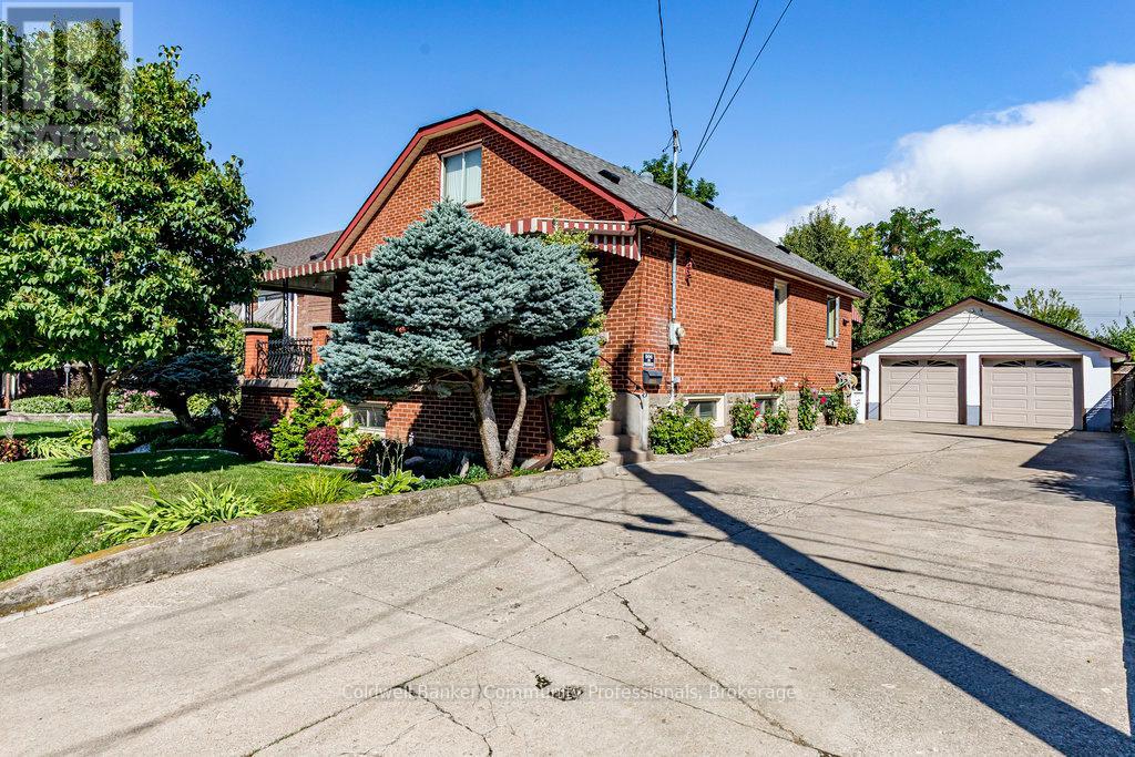 Single Family House Bungalow for Sale in  STEWARTDALE AVENUE Hamilton (Rosedale) 