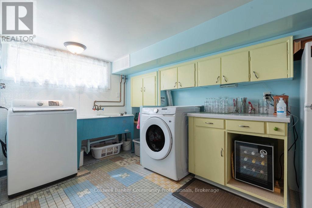 Single Family House Bungalow for Sale in  STEWARTDALE AVENUE Hamilton (Rosedale) 