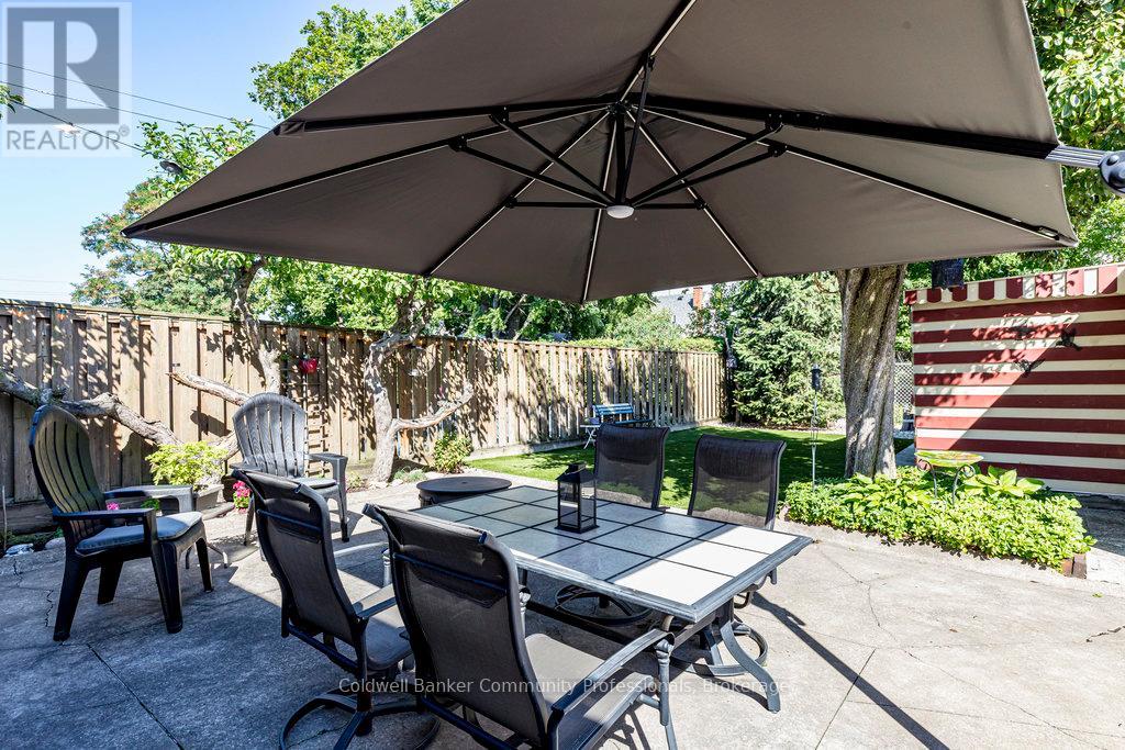 Single Family House Bungalow for Sale in  STEWARTDALE AVENUE Hamilton (Rosedale) 