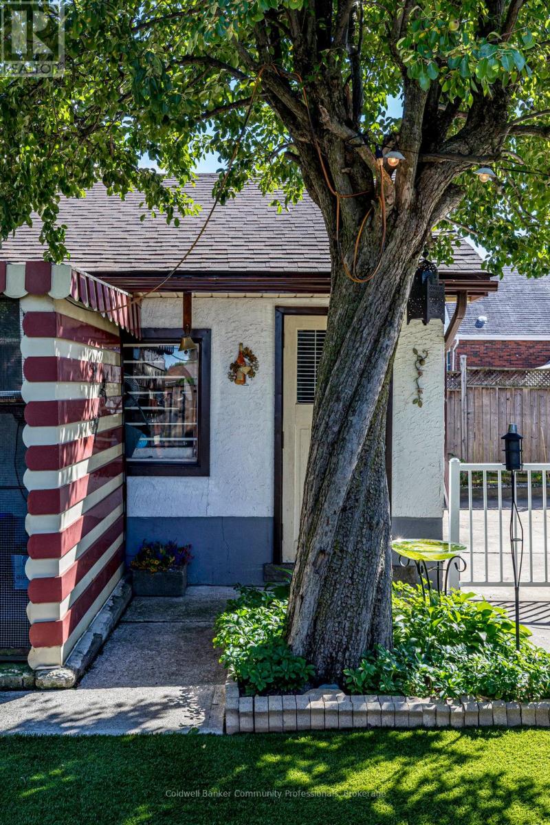 Single Family House Bungalow for Sale in  STEWARTDALE AVENUE Hamilton (Rosedale) 