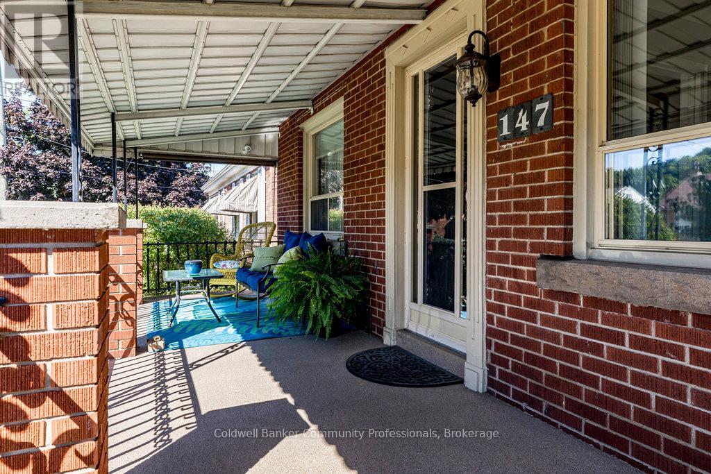 Single Family House Bungalow for Sale in  STEWARTDALE AVENUE Hamilton (Rosedale) 
