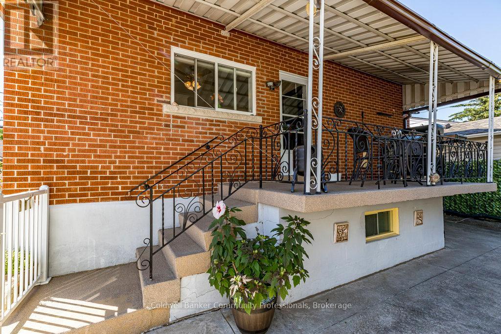 Single Family House Bungalow for Sale in  STEWARTDALE AVENUE Hamilton (Rosedale) 