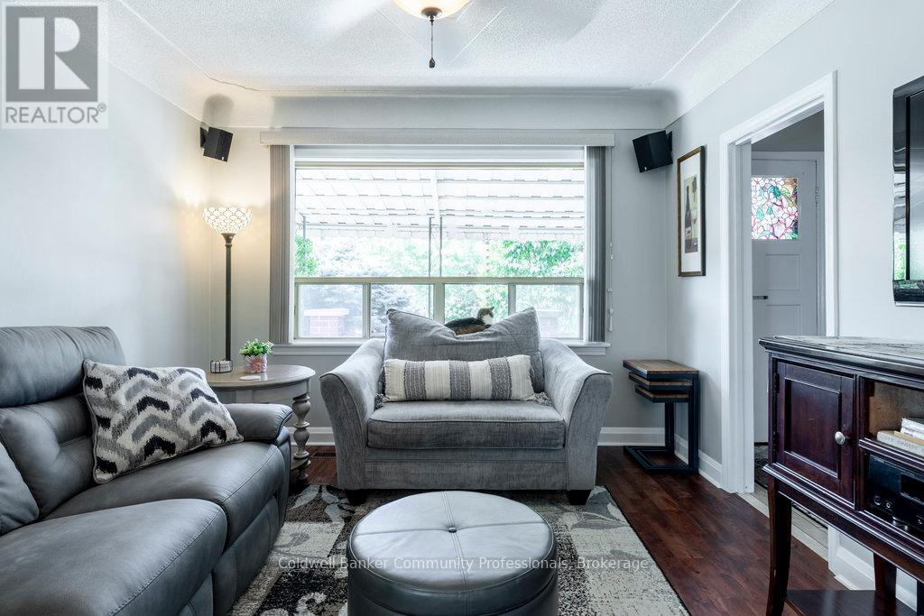 Single Family House Bungalow for Sale in  STEWARTDALE AVENUE Hamilton (Rosedale) 