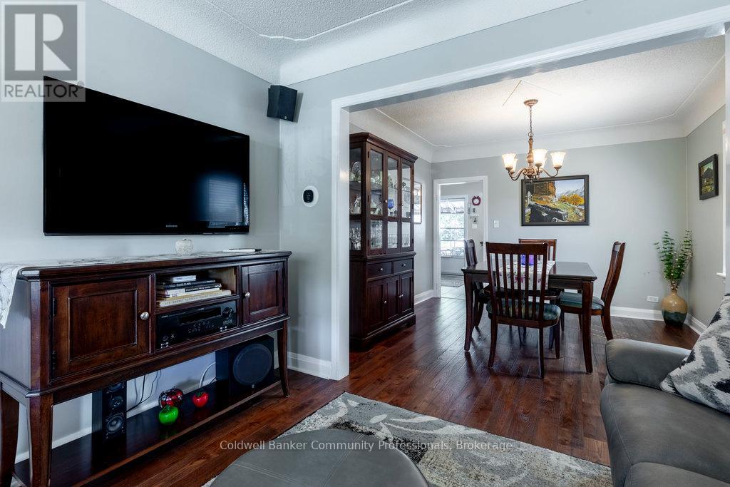 Single Family House Bungalow for Sale in  STEWARTDALE AVENUE Hamilton (Rosedale) 