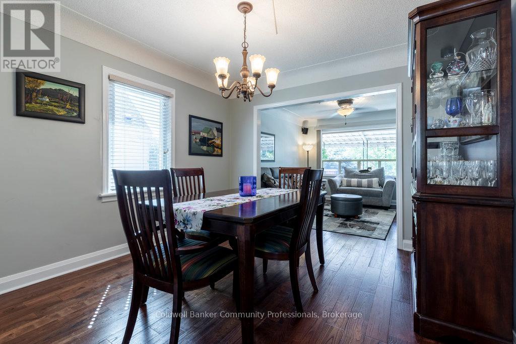 Single Family House Bungalow for Sale in  STEWARTDALE AVENUE Hamilton (Rosedale) 