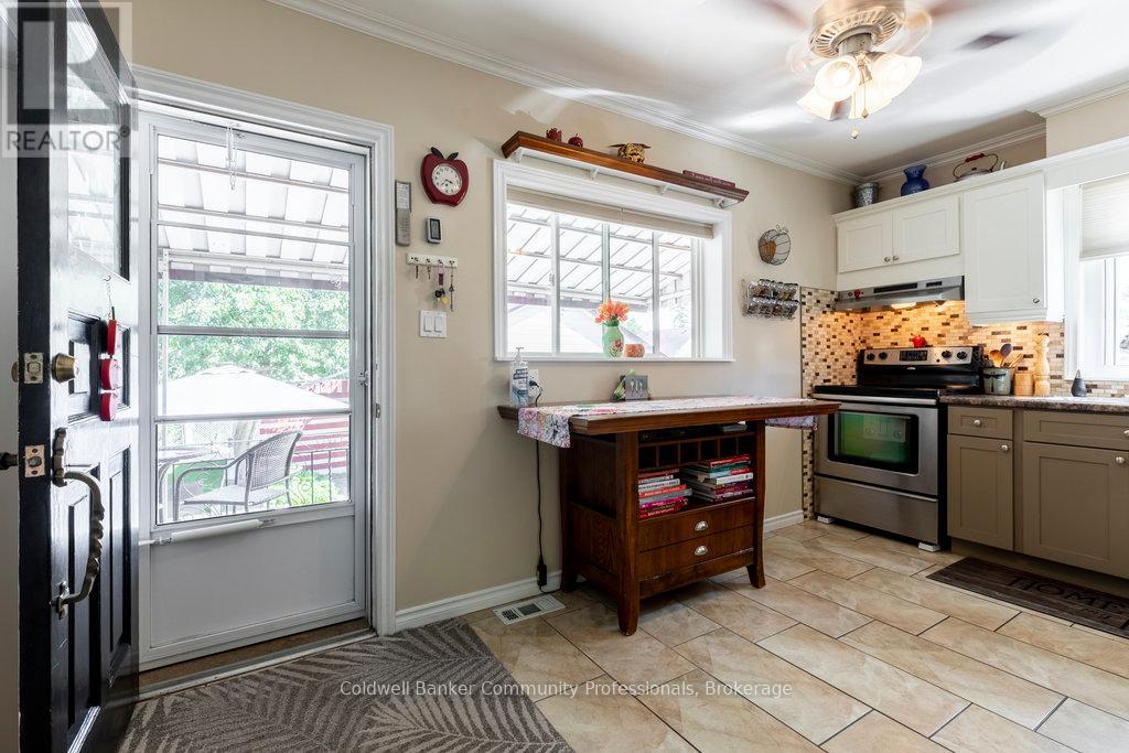Single Family House Bungalow for Sale in  STEWARTDALE AVENUE Hamilton (Rosedale) 