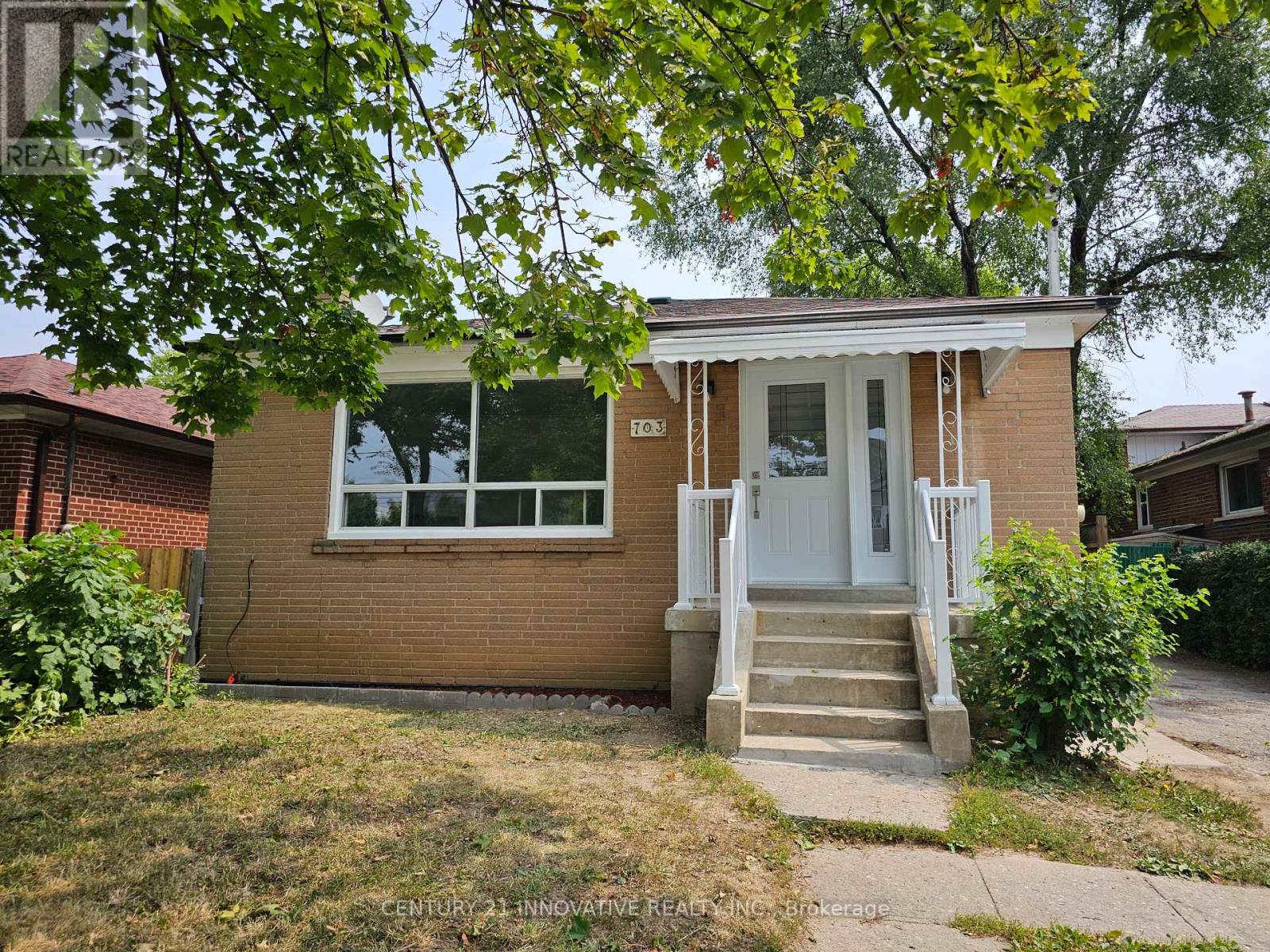 Photo 2 of 703 Midland Avenue, Toronto ON