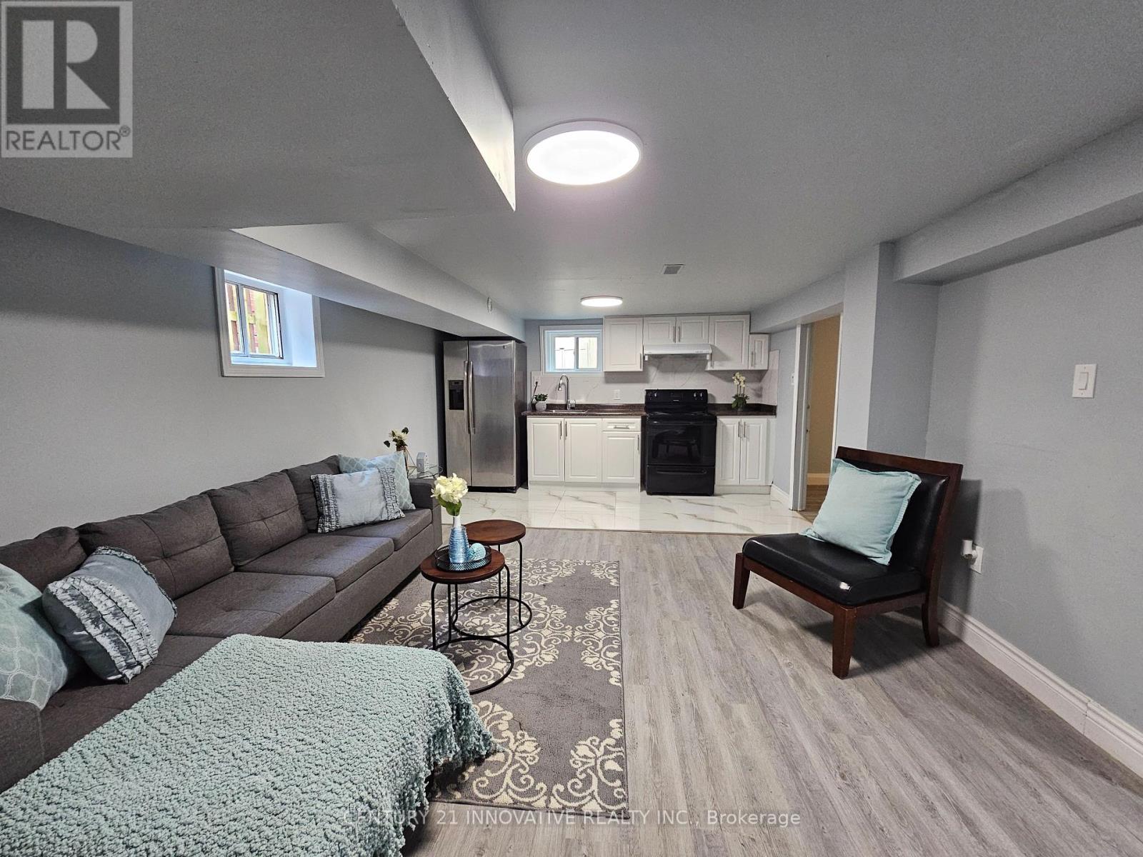 Photo 4 of 703 Midland Avenue, Toronto ON