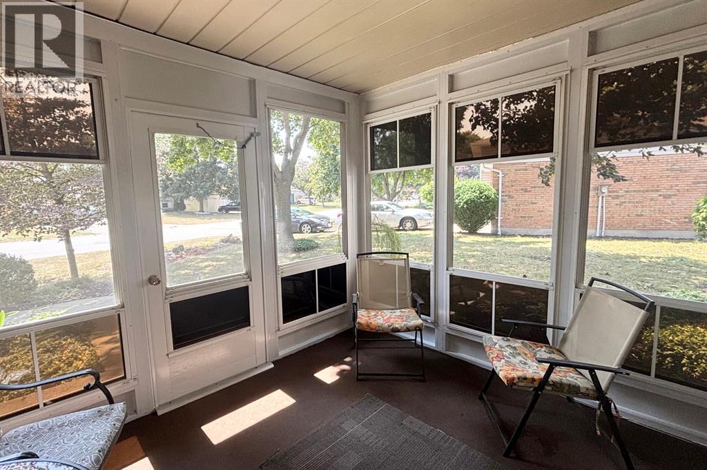 Photo 8 of 330 Willow Crescent, St Clair ON