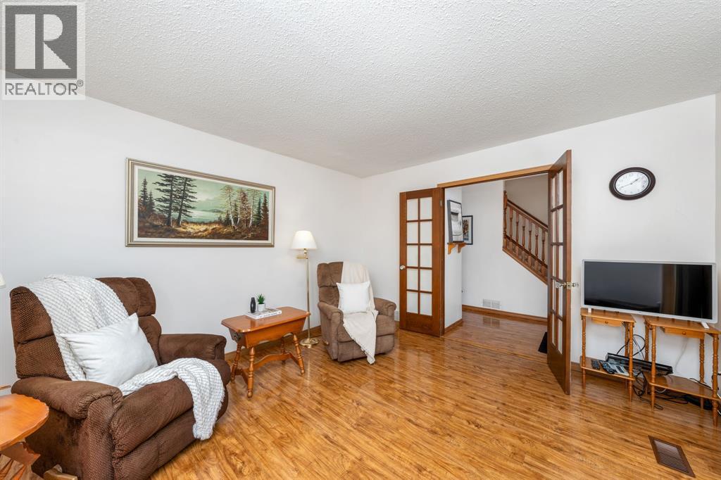 Photo 3 of 330 Willow Crescent, St Clair ON