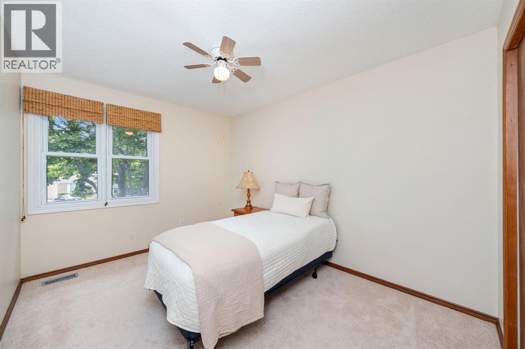 Photo 2 of 330 Willow Crescent, St Clair ON