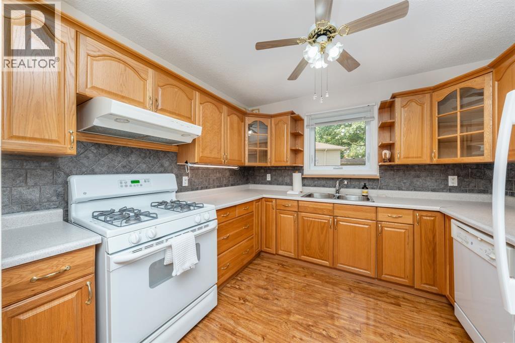 Photo 7 of 330 Willow Crescent, St Clair ON