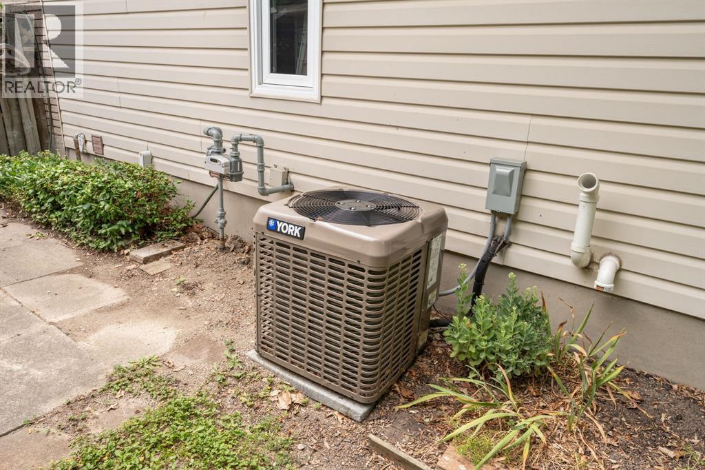 Photo 20 of 330 Willow Crescent, St Clair ON