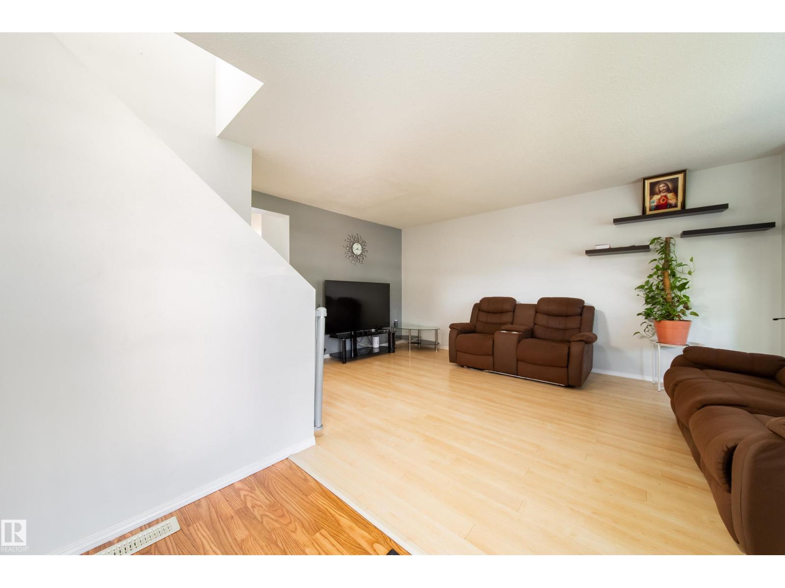 Photo 4 of 1905 36 Av Nw, Edmonton AB