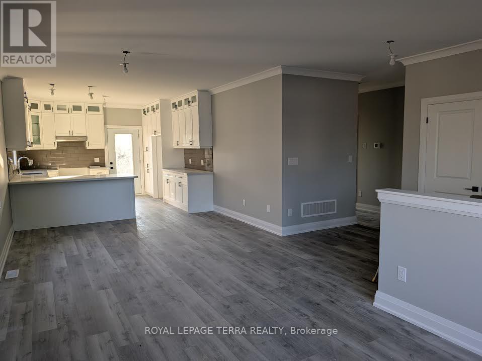 Photo 2 of 6 Joanne Crescent S, Wasaga Beach ON