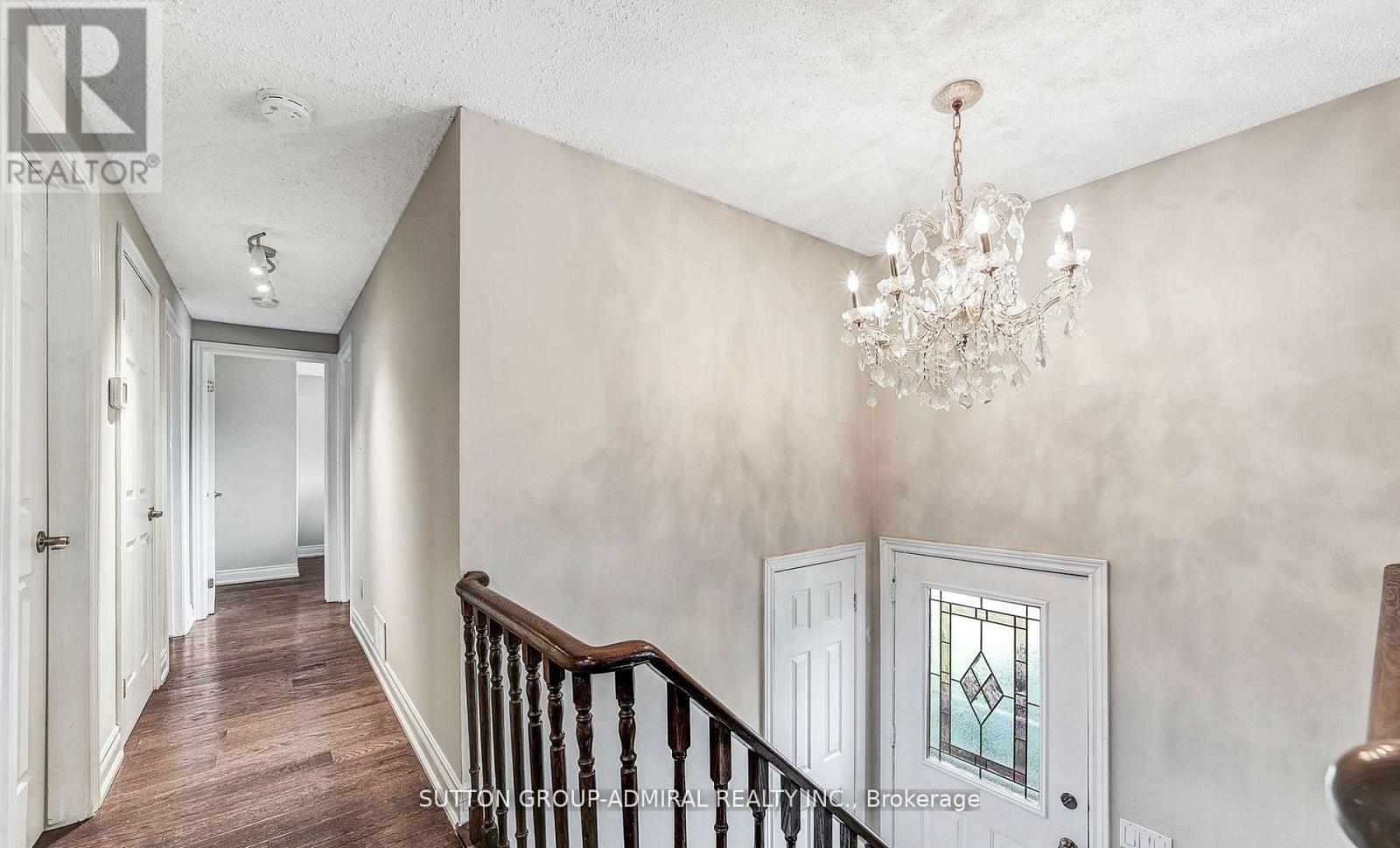 Photo 4 of 14 Chippawa Main Court, Barrie ON
