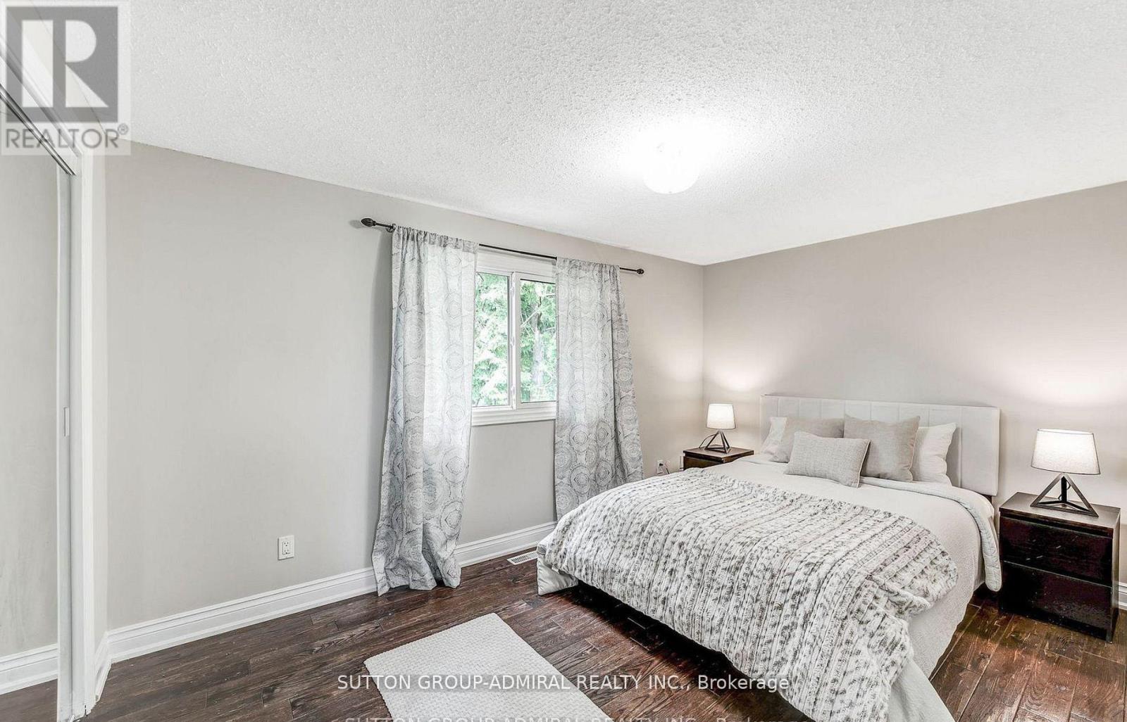 Photo 3 of 14 Chippawa Main Court, Barrie ON