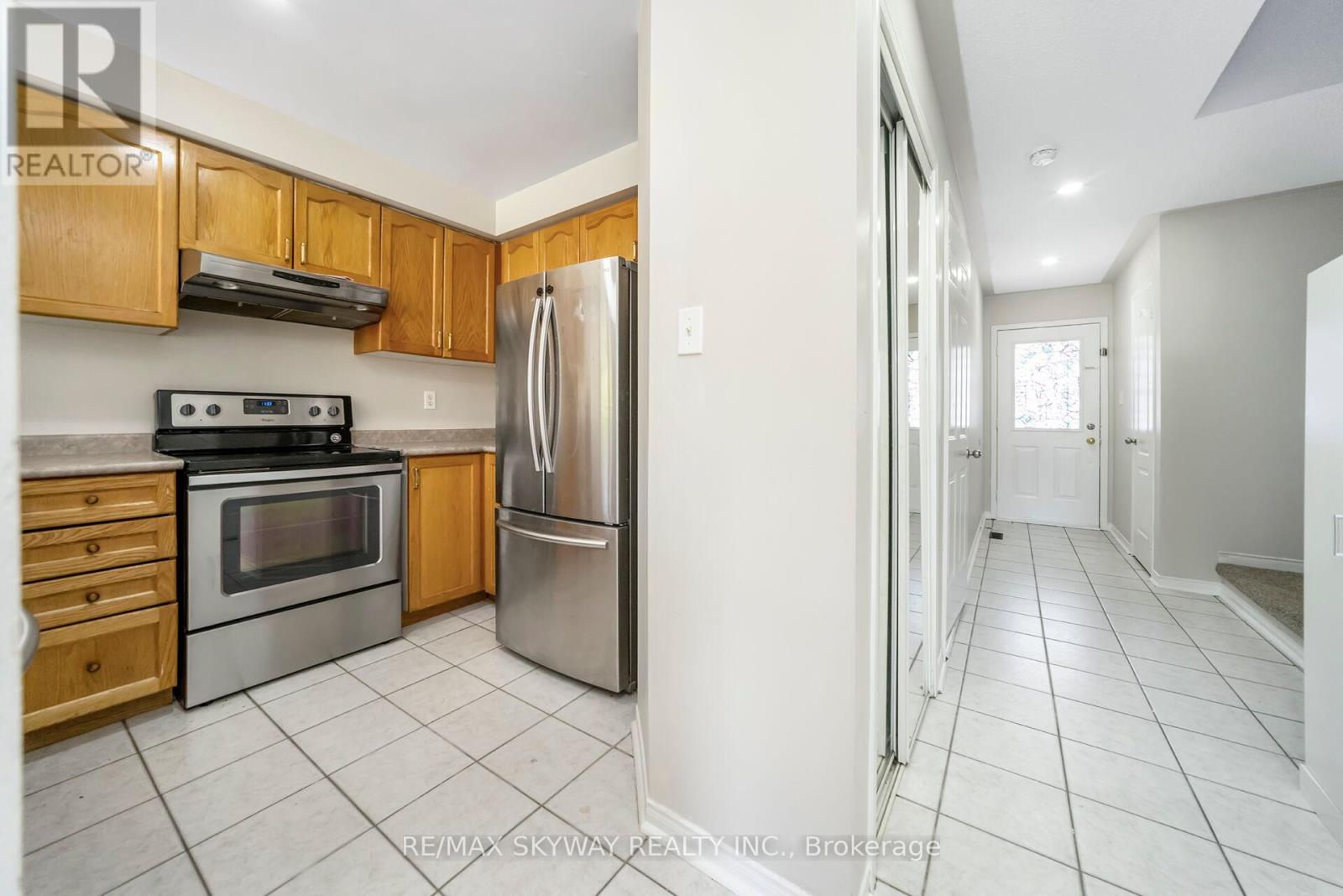 Photo 10 of 13 Ozner Court, Brampton ON