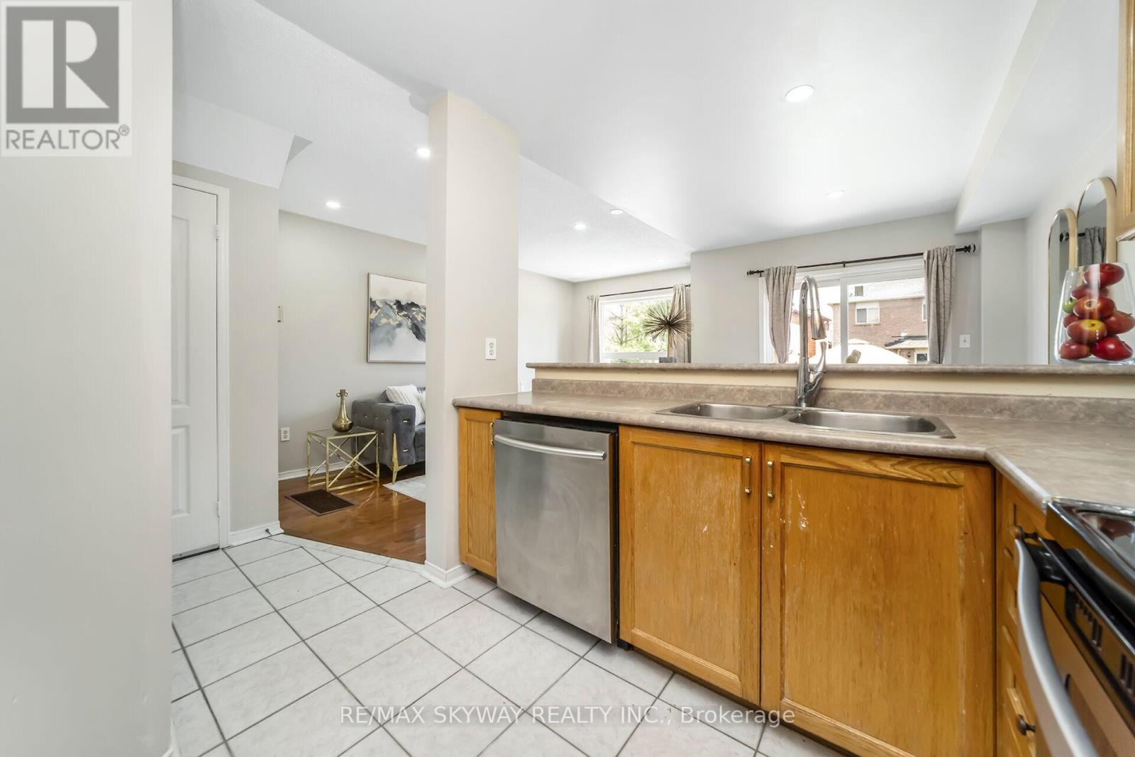 Photo 11 of 13 Ozner Court, Brampton ON