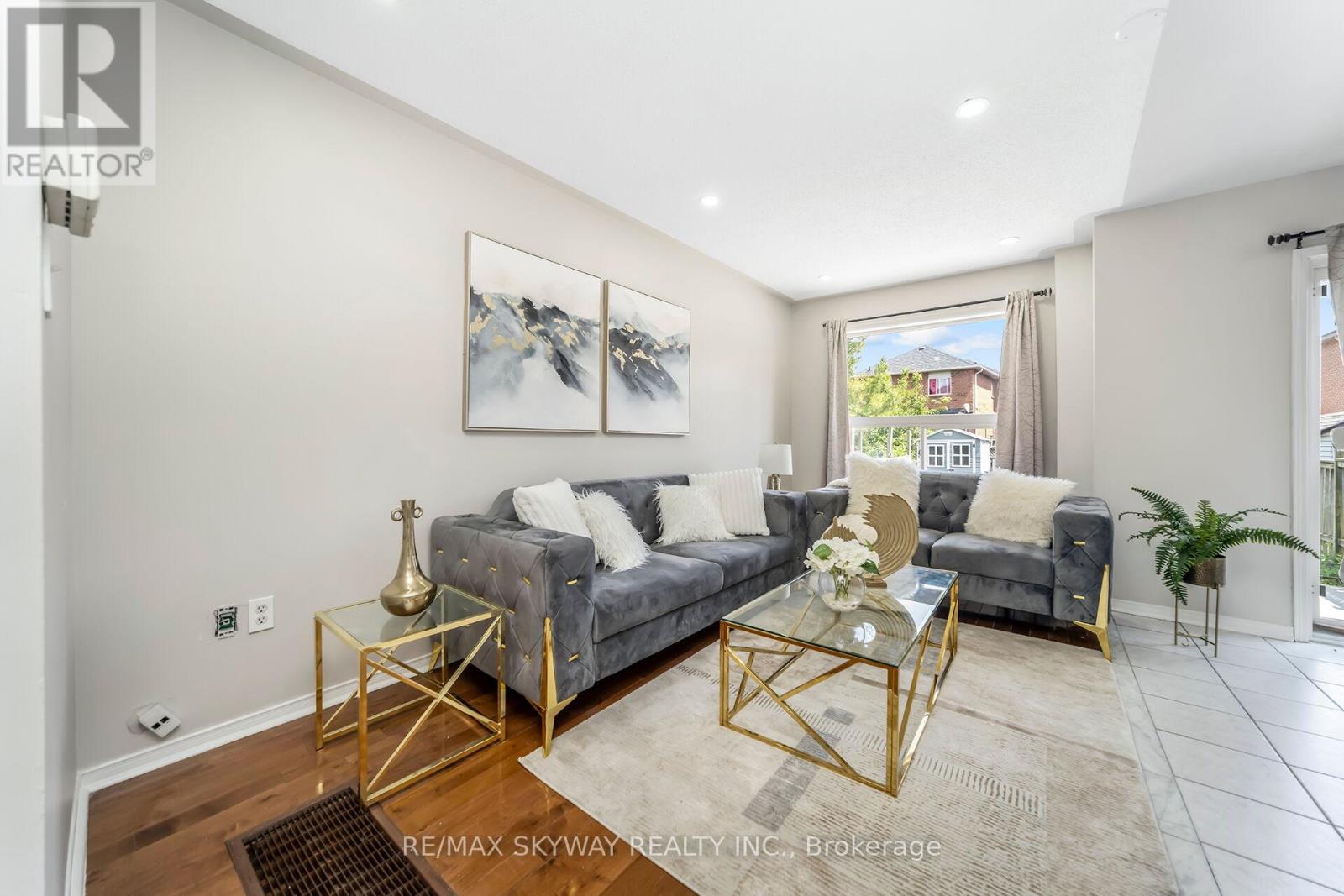 Photo 12 of 13 Ozner Court, Brampton ON
