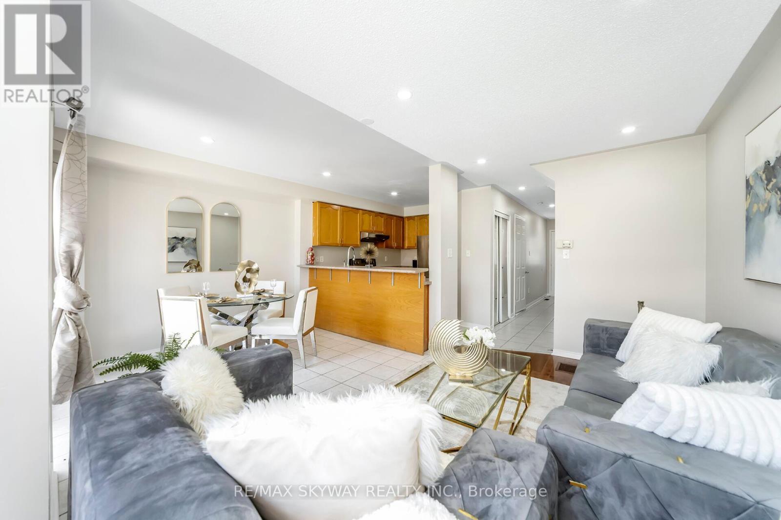 Photo 15 of 13 Ozner Court, Brampton ON
