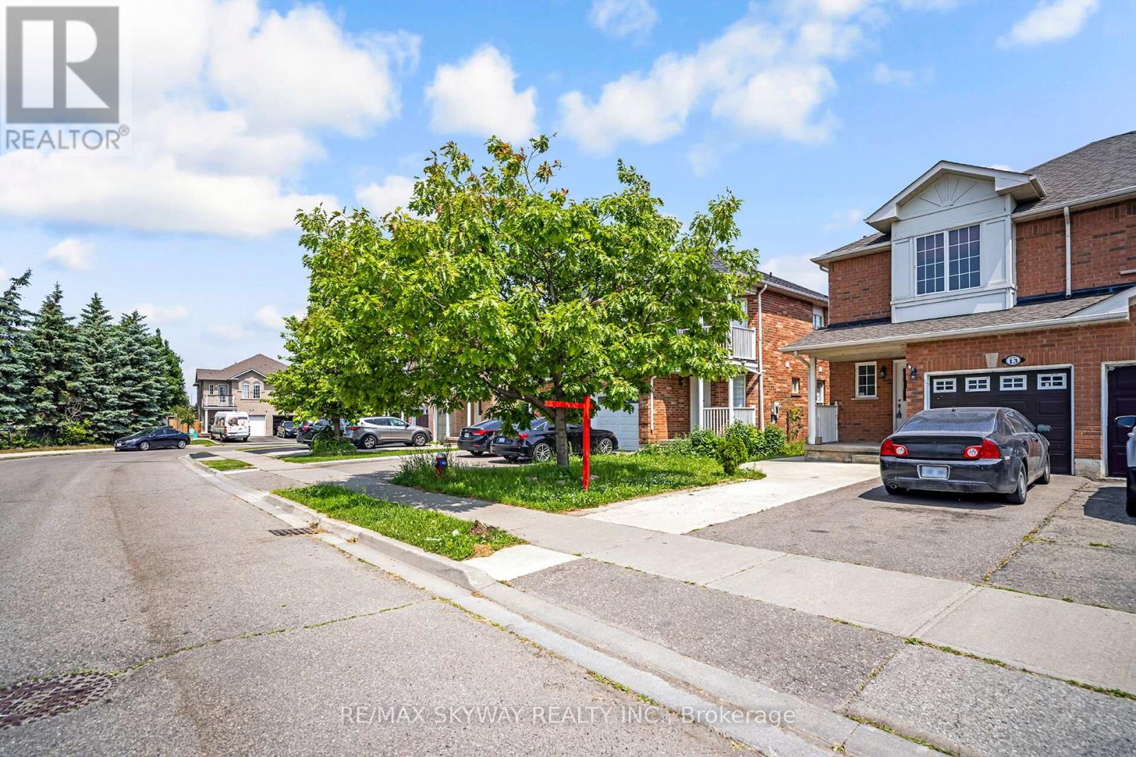 Photo 2 of 13 Ozner Court, Brampton ON