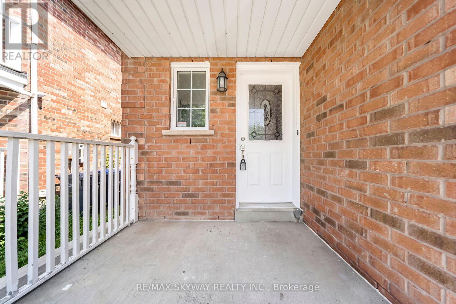 Photo 4 of 13 Ozner Court, Brampton ON