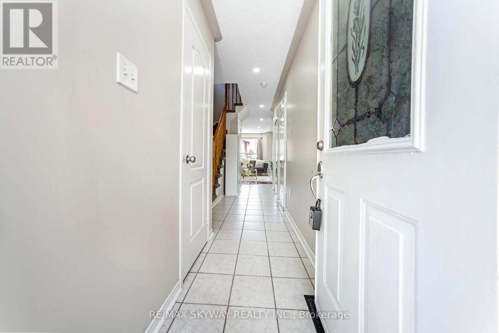 Photo 5 of 13 Ozner Court, Brampton ON