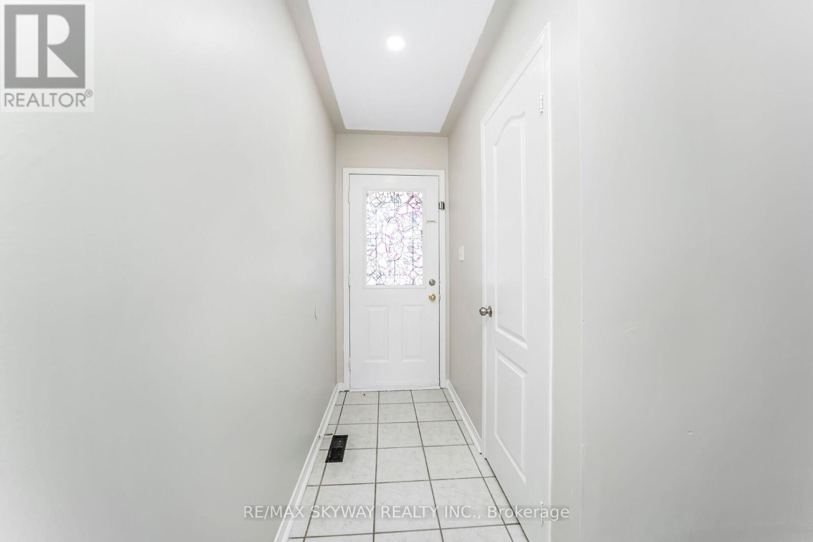 Photo 6 of 13 Ozner Court, Brampton ON