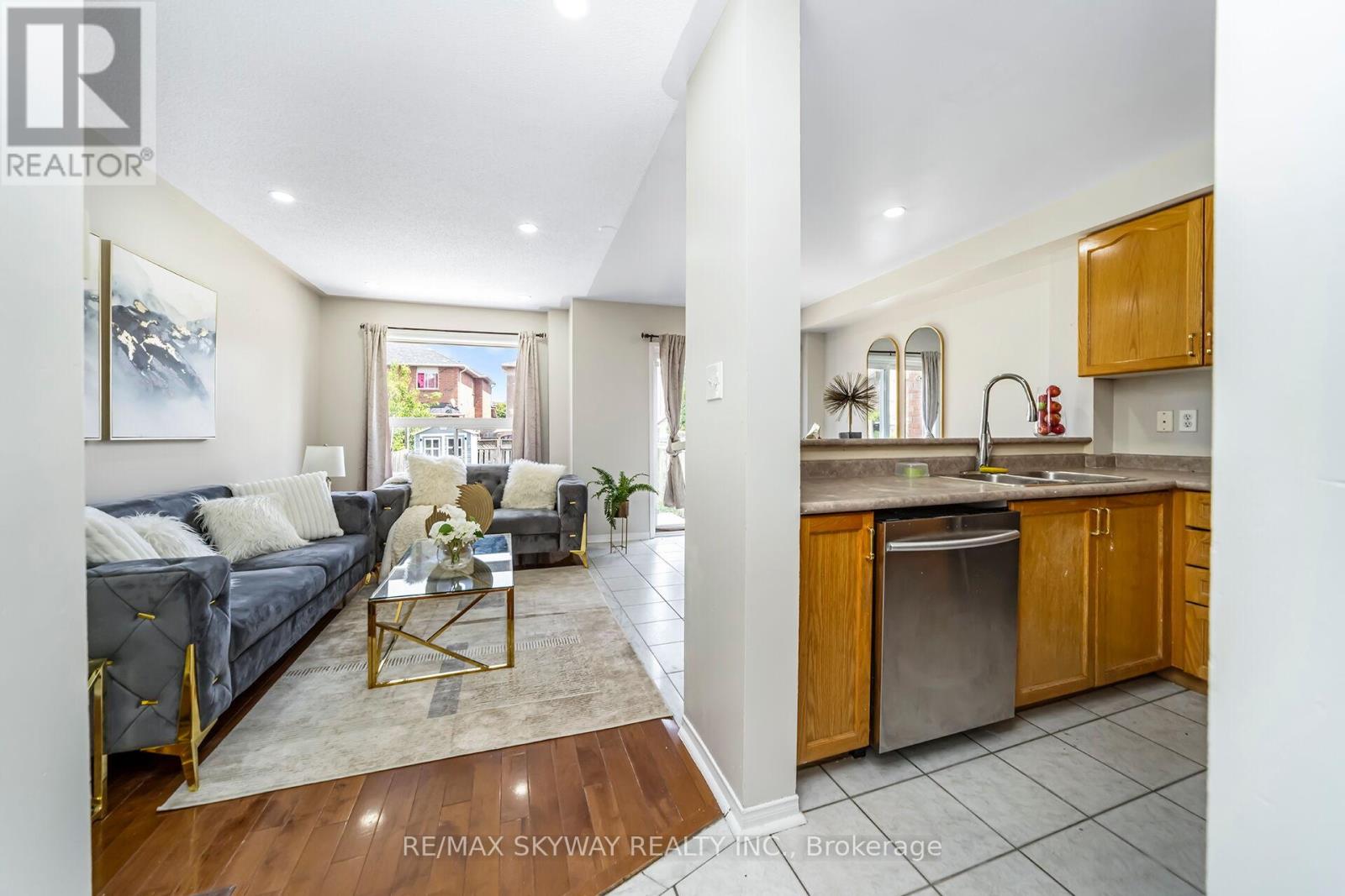 Photo 8 of 13 Ozner Court, Brampton ON